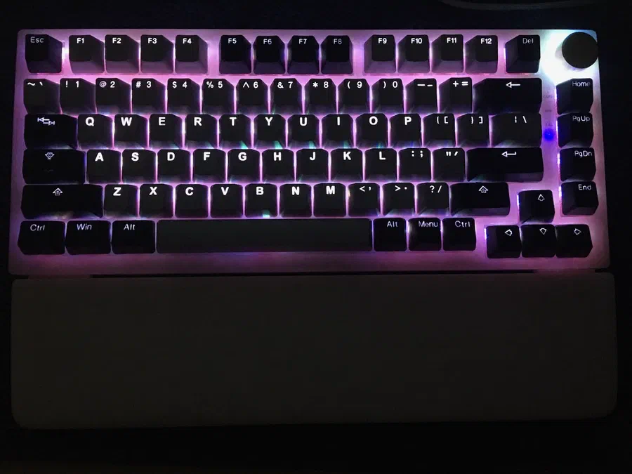 La lueur rose donnée par les switches