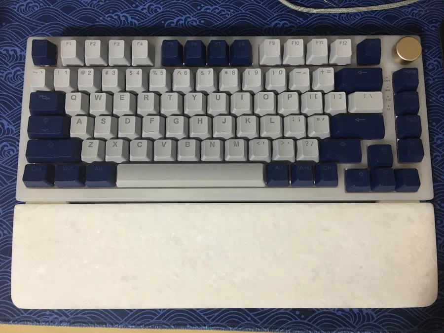 Le Feker IK75 Pro avec mes [Tai-Hao](https://mechanicalkeyboards.com/shop/index.php?p=5449&l=product_detail&my_rate=USD), et son bouton doré... Une faute de goût que j'ai à coeur de corriger le plus rapidement possible.