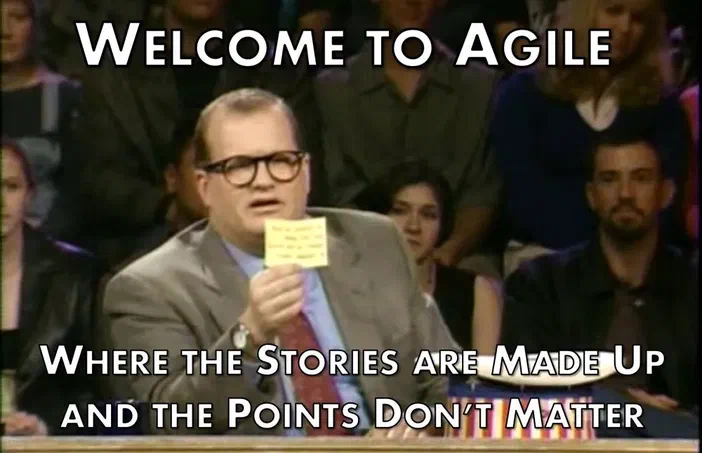Membre d'un jury de jeu télévisé tenant une carte jaune avec le texte 'WELCOME TO AGILE WHERE THE STORIES ARE MADE UP AND THE POINTS DON'T MATTER