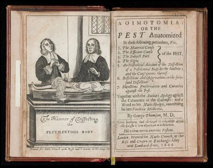 Illustration d'un patient atteint de la peste en cours de dissection par deux médecins dans une pièce où brûle un fumigatoire pour purifier l'air, extrait du livre Loimotomia ou La peste disséquée (1666).