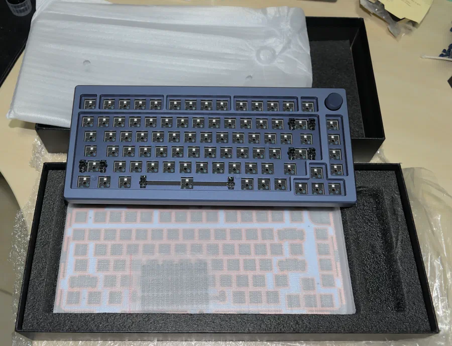 Le clavier est bien protégé par toute la mousse et le plastique