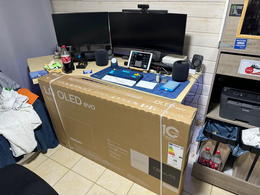 Mon environnement de travail, jusqu'à maintenant. Le nouvel écran (encore dans son carton) me paraît énorme !