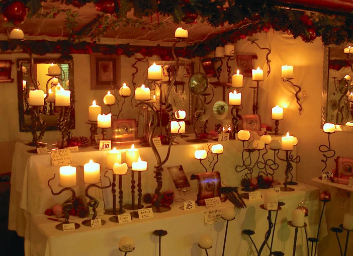 Une collection de bougies allumées sur des présentoirs décorés