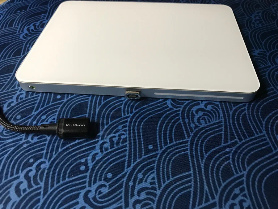 Détail de la face arrière, avec le connecteur de mon câble magnétique en bonus 😁