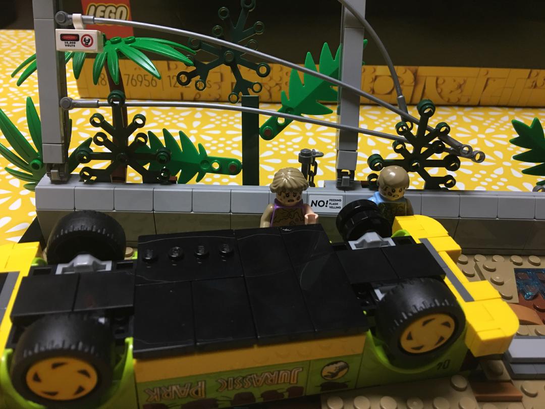 Les 4 tenons sur le bas de caisse de la Ford sont destinés à ancrer une patte postérieure du *T. rex* bE49on