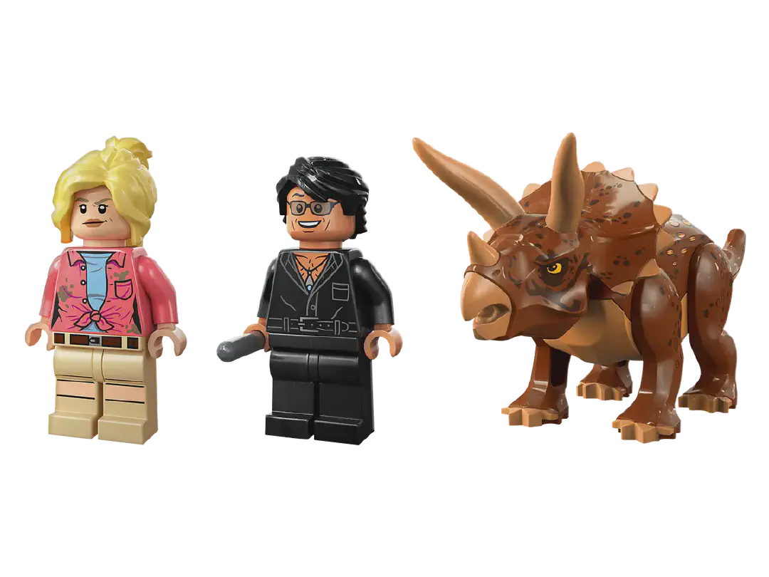 Sattler et Malcom en compagnie du *Triceratops*. Notons que ce dernier est en réalité presque deux fois plus haut que les minifigs. © LEGO® 4ZXYgy