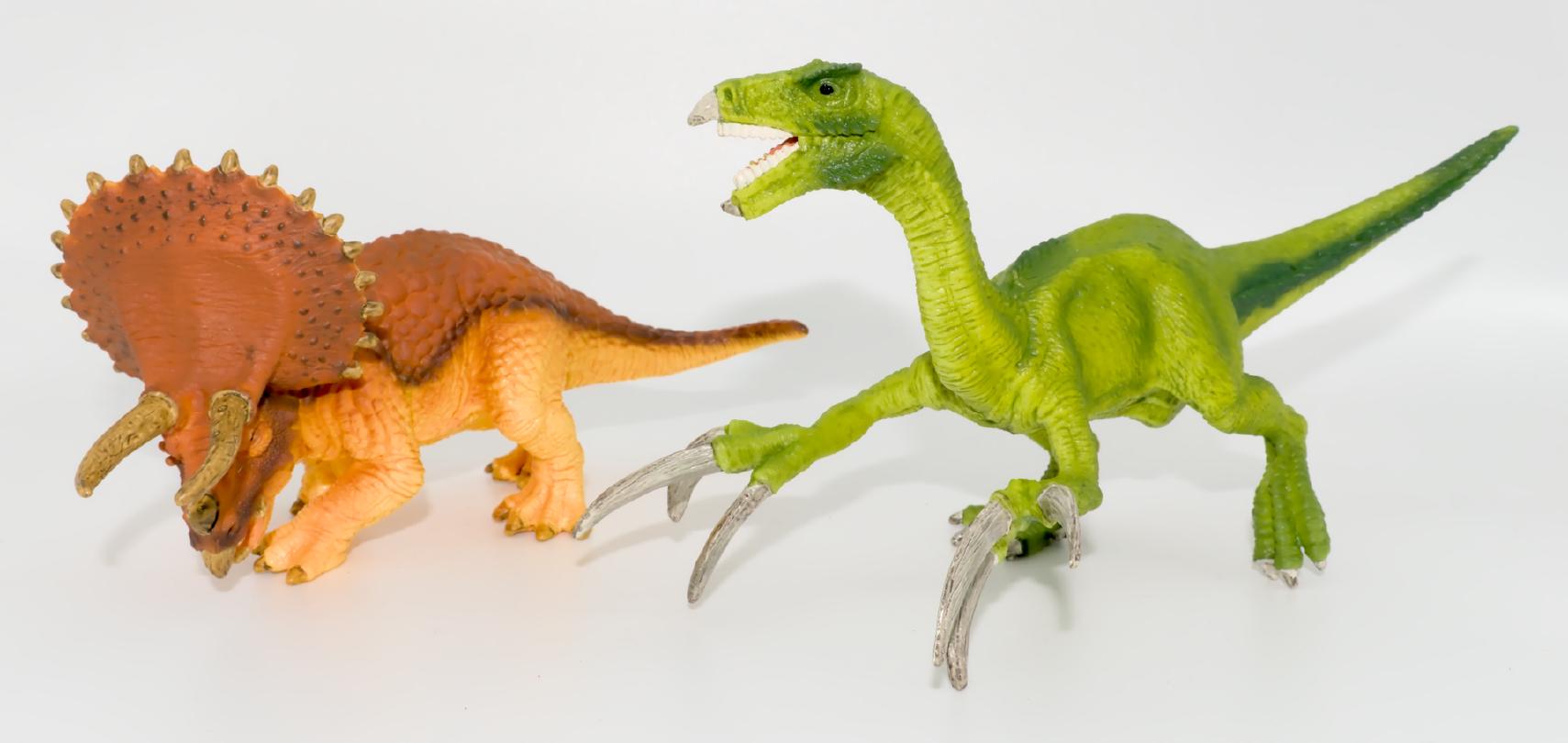 Petits Triceratops et Therizinosaurus IIrWDZ