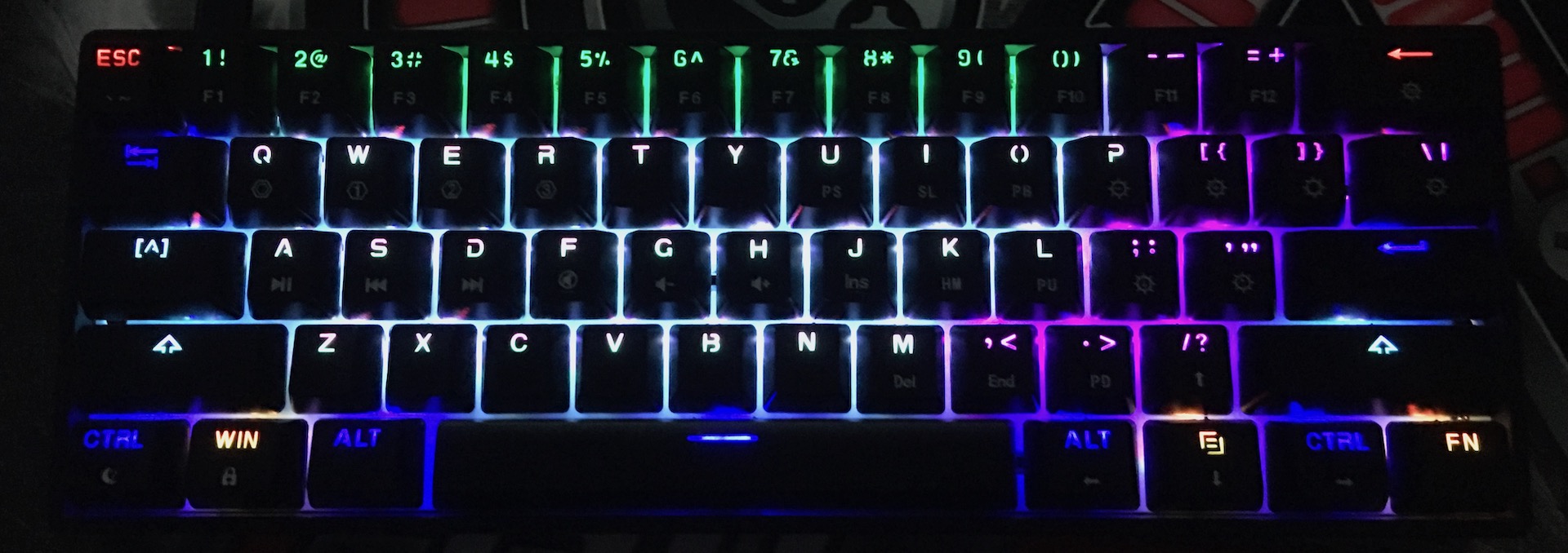 Sur cette photo, le rétro-éclairage semble bien blanc et lumineux alors qu'il n'en est rien dans la vraie vie... (notez la fuite de rouge au-dessus de la touche de verrouillage majuscule, du W et du E, de rouge et de bleu sous la touche -, et notez la teinte rouge en haut et verte en bas de chaque caractère, c'est discret sur la photo, insupportable en vrai) uzX2UA