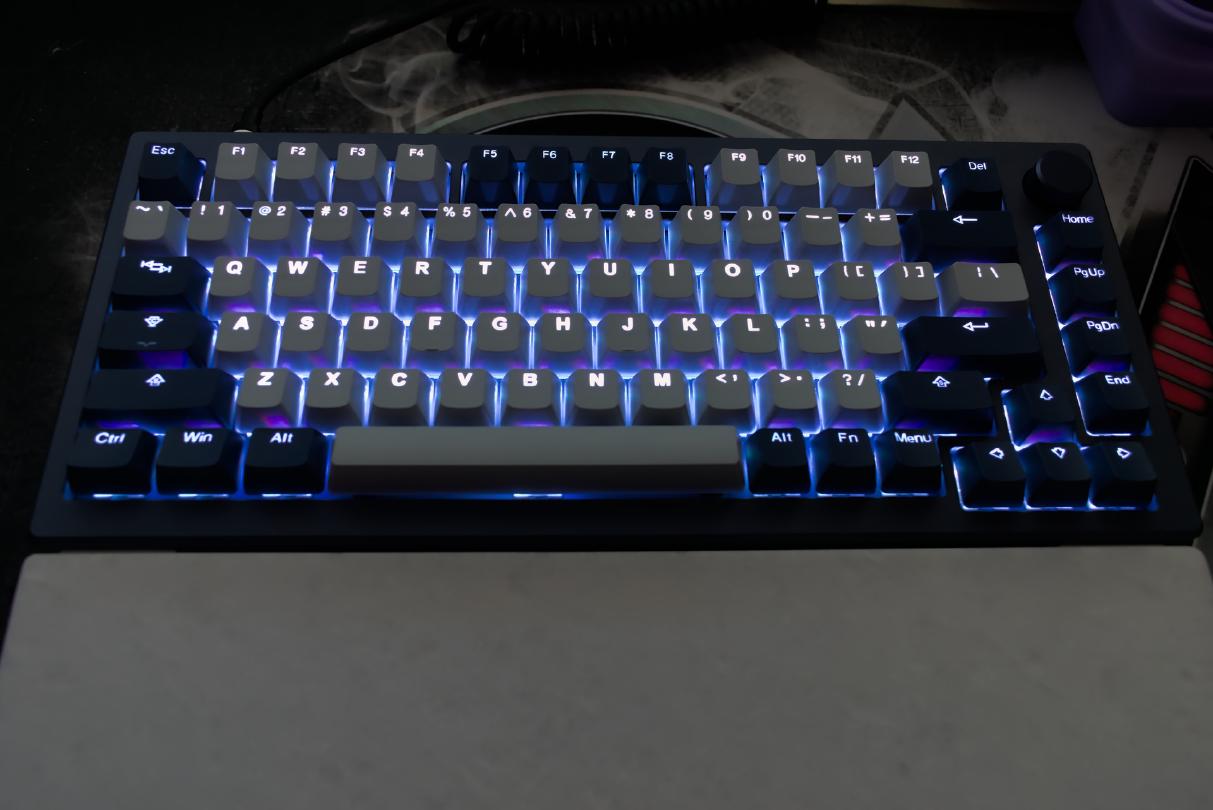 Le niveau le plus faible du rétro-éclairage, l'éclairage ambiant se résume à mes écrans. En vrai, c'est beaucoup mieux que sur la photo... 9u3kIS