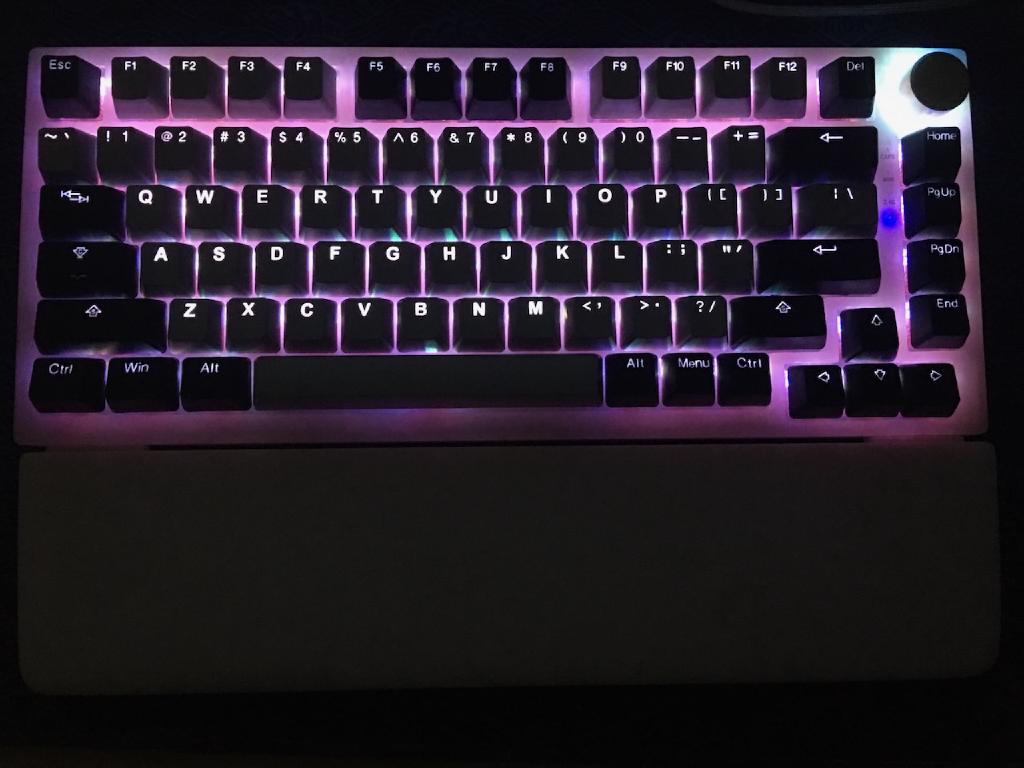La lueur rose donnée par les switches yI3eap