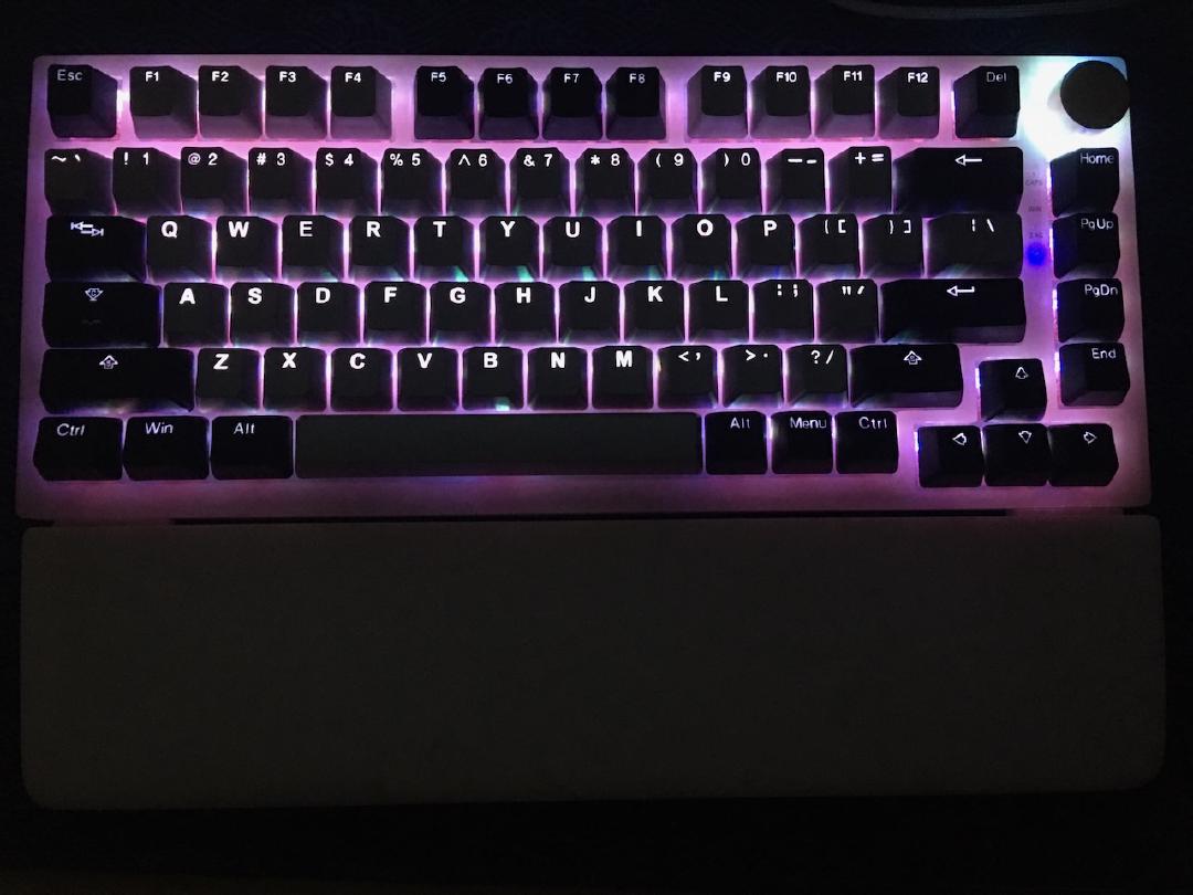 La lueur rose donnée par les switches yI3eap