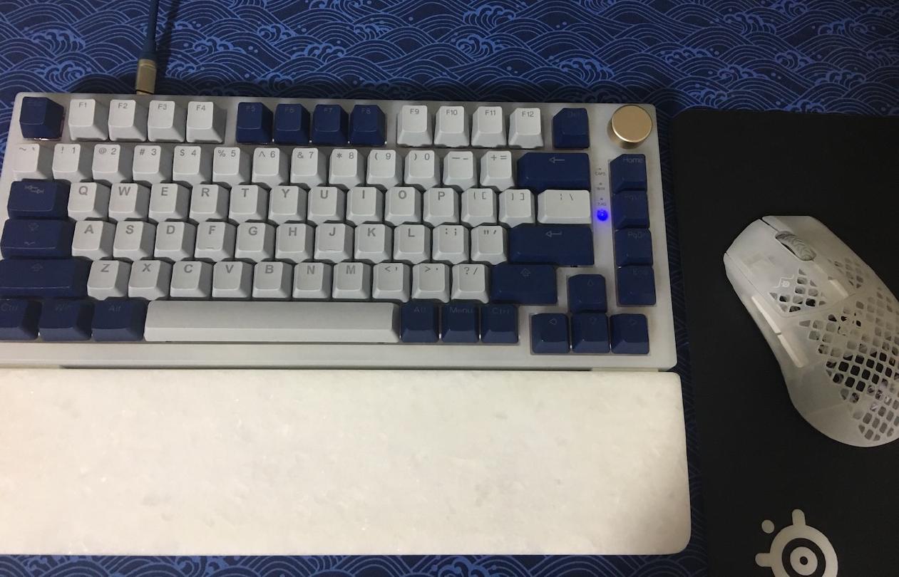 La Steelseries Aerox 3 Wireless aux côtés du Feker IK75 Pro. À quand la possibilité de choisir ses boutons de souris comme on choisi des keycaps ? 5ly49c