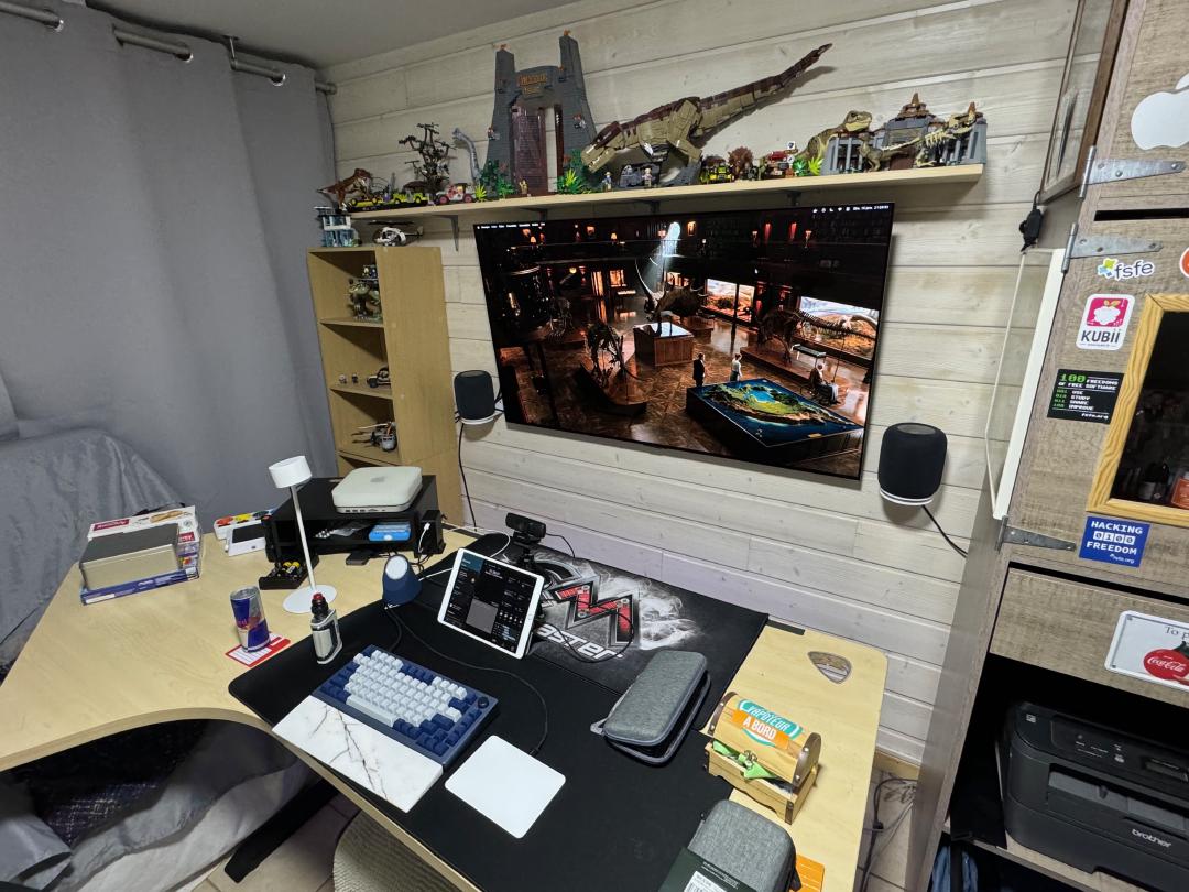 Les HomePods disposés convenablement autour de ma LG 55C3 hFe5iZ