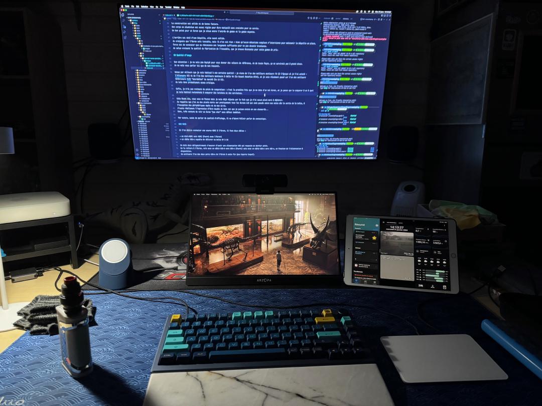 L'écran de 16 pouces au centre. L'iPad Pro à droite est un 10.5 pouces, le LG C3 de 55 pouces en arrière-plan. L'encombrement de l'Arzopa est vraiment réduit mais m'offre tout l'espace visuel qui me manquait ! JYqmUm