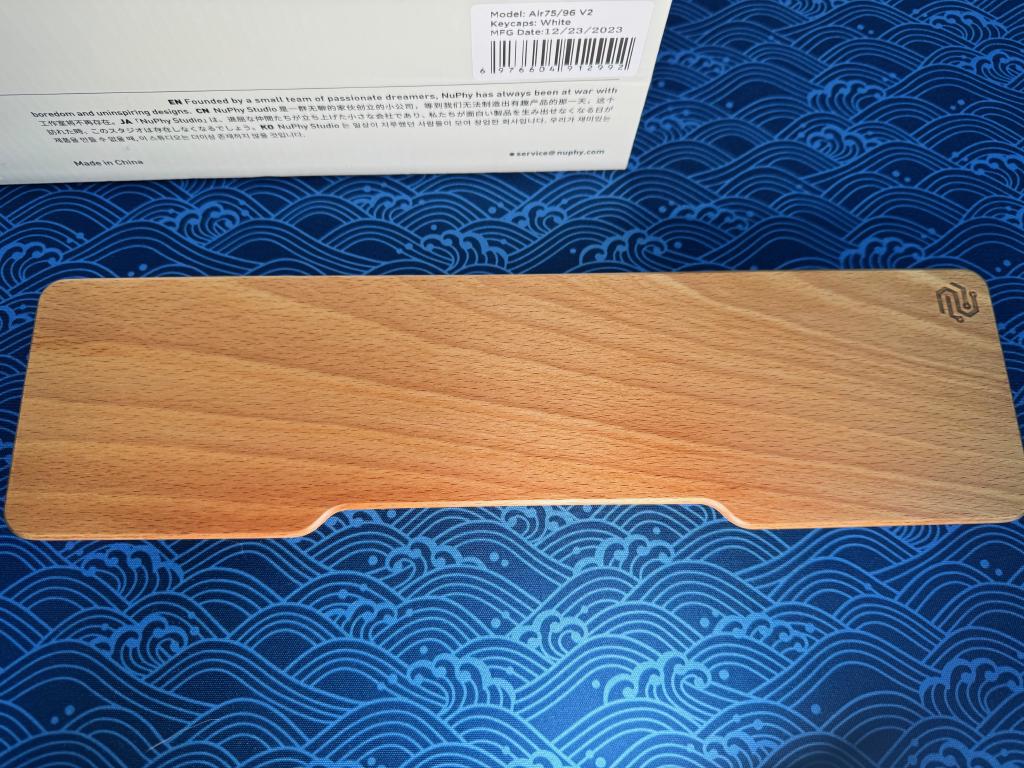 Simple mais élégant, je trouve que le repose-poignet se marie bien avec le tapis de bureau 2IqZFw