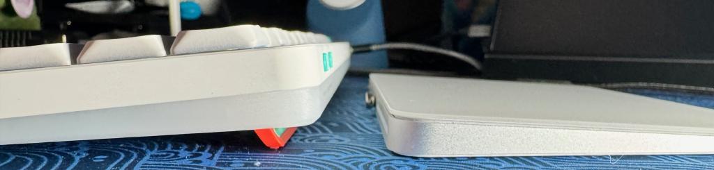 Le Air75 à gauche, le dernier Magic Trackpad d'Apple à droite HztCl4