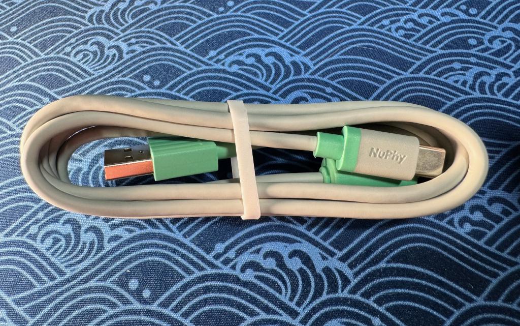 Le câble USB-C fourni est robuste et esthétique, mais moins que ceux qu'on peut se procurer ailleurs LC5zlF