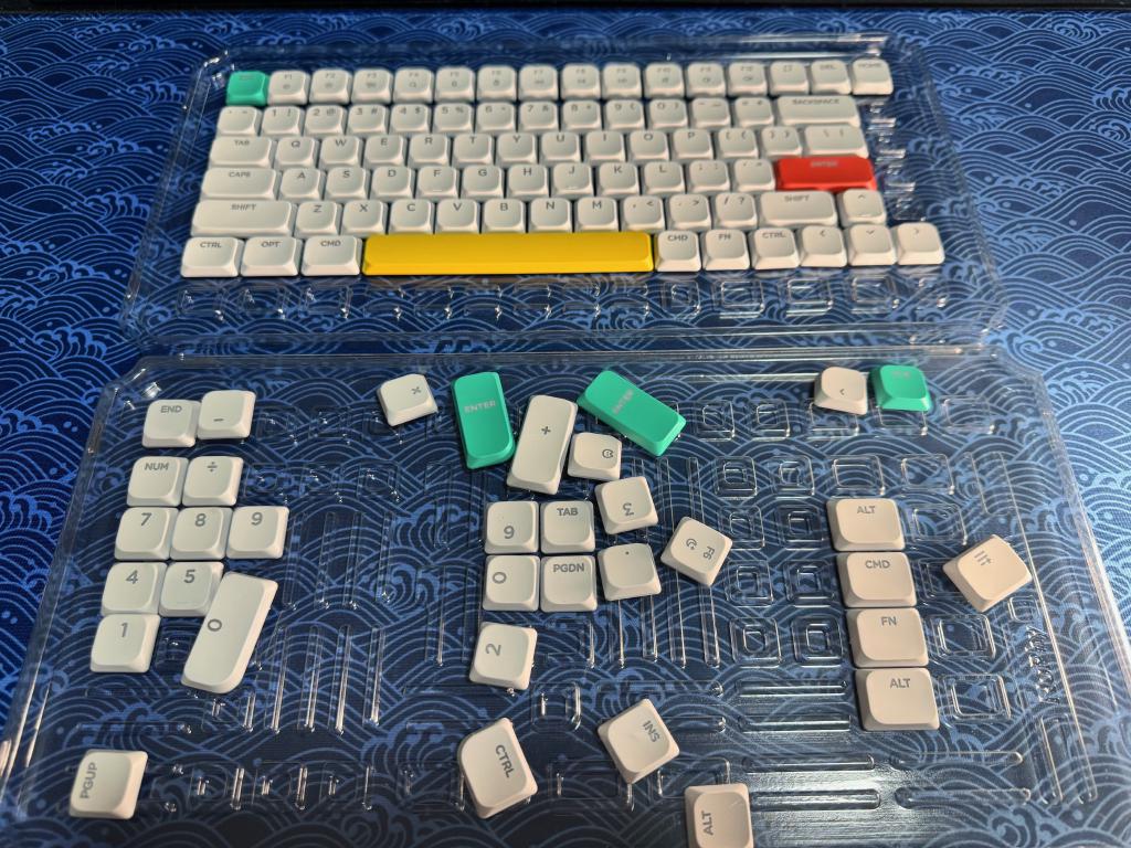 L'ensemble du kit de keycaps translucides au complet pYlFW2